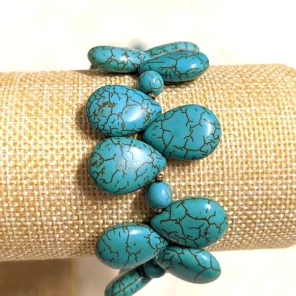 Jewelry - Teardrop Shaped Blue Howlite Turquoise Beaded Stretchy Bracelet